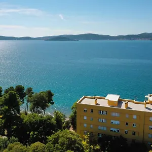 https://caisa-classic-beachfront-apartment.hotelinzadar.com